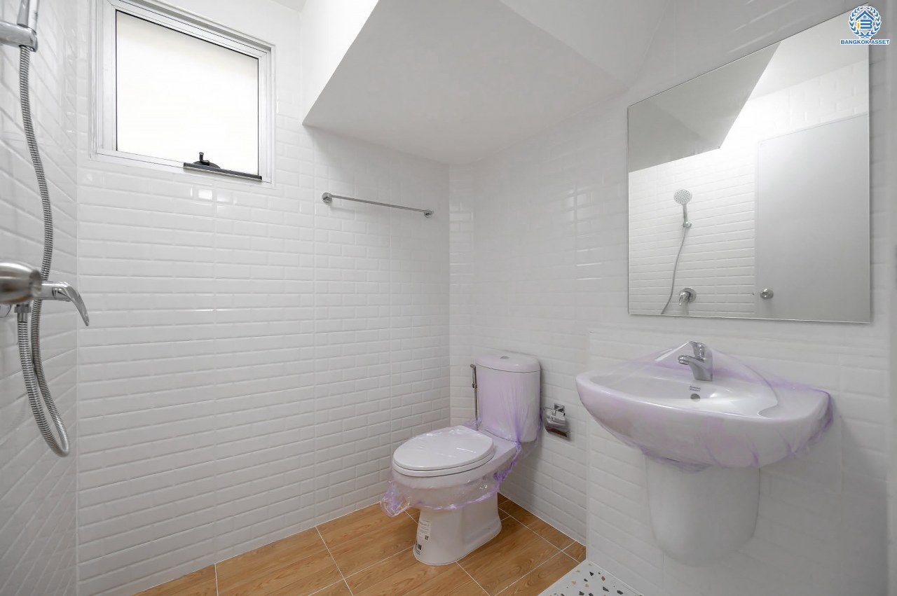 บ้านมือสองตกแต่งใหม่ โครงการ พฤกษ์ลดา ติวานนท์-ราชพฤกษ์ แบรนด์ L&H เนื้อที่ 50.2 ตร.ว. ฟังก์ชัน 3 ห้องนอน 2 ห้องน้ำ จอดรถได้ 2 คัน บ้านสไตล์มินิมอล ดูอบอุ่นน่าอยู่อาศัย บนทำเลติดใหญ่ ถนน 345 เชื่อมต่อหลายน ถนนราชพฤกษ์ ถนนชัยพฤกษ์ ถนนศรีสมาน ใกล้ทางด่วน "ศรีสมาน"...